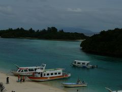 １日目は天気も微妙だったので観光を中心に・・
波照間島へ行きたかったですが・・定期航路３便目が不確定で戻れないことも考えられる前回竹富島へいったので　川平湾へ
よくガイドブックでみる光景・・