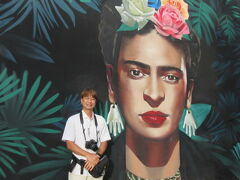 続いて、フリーダカーロレストランへ。Frida Kahlo Restaurante 

大きな建物でミュージアム併設のカフェレストラン。
フリーダカーロはメキシコを代表する画家でディエコの奥様。
メキシコ旅行前にフリーダカーロの映画を見て、すっかり虜になりました。
ウォータースポーツカンクンの吉田店長の写真を撮らせて頂きました。