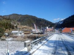 「道の駅 吉野路 黒滝」

黒滝村は奈良県のほぼ中央に位置する自然豊かな村なんだけど
ここの串こんにゃくは絶品ですよ

停車はするものの乗降者なし
って言いますか、下市口から終点の洞川温泉まで3名の貸切バス状態でした

許される事なら黒滝村の特産品 「串こんにゃく」買いに下車したかったな

