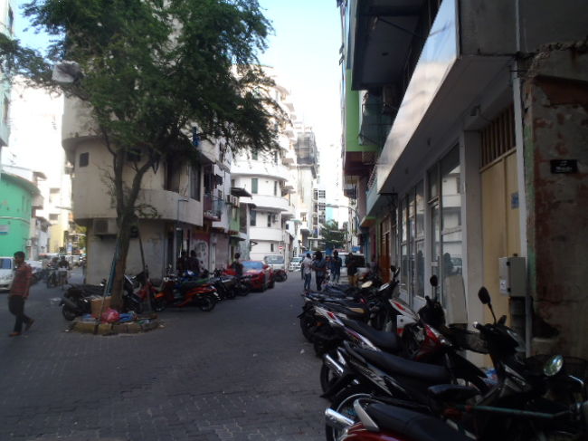 マレ島・それ自体は小さな島ですが人口密度が高く、住宅が密集していて道が狭いし、入り込んでいて、一方通行が多く、エアポート・フェーリーの乗り場まで時間にして、タクシーで約１０分程の距離です。<br />荷物を積み込み、迷路みたいな狭い路地をバイクや人々の間を走ります。<br />