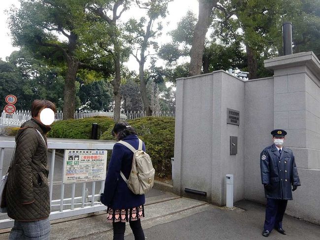 赤坂離宮： 西洋化の明治を感じ華麗で素晴らしい．監視員が