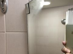 大雪で予定が狂うこともなく、三井ガーデンホテルに着き浴槽に浸かると、浴室の鏡が曇らない部分（鏡の中心部分）があった。

僕の関心が強いので、写真を撮ってみた。

我が家の風呂場に横2.5mｘ縦60㎝の鏡が壁にかかっている。毎日表面が曇るので、石鹸で拭くことにより鏡の曇りを取っている。ホテルに聞くと、曇らないよう鏡に業務用加工がなされているとのことだ。

広島駅からタクシーで当ホテルまできたが、運転手に昔僕が広島に来た頃は、百メートル道路（現平和大通）に来ていた。と言っても判らなかった。半世紀前の事である。当ホテルは、その通りに面して建てられている。