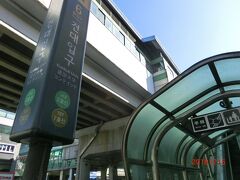 孫がネットで調べて建大入口駅に行きたい店があるというのでここ途中下車する。
ブルーのコンテナで作られたショッピングモールだというので、
駅の地図を見るが全く分からず。
駅の店の人に聞いて何とかそれらしいショッピングモールがあるのが分かった。
駅から5分も行かないところにあった。