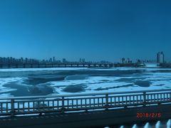 地下鉄2号線でロッテワールドタワーに行く途中
漢江という大きな川を渡りました。
車窓ですが素晴らしいですね。
氷が張った川はほとんど見たことがないので見とれました。