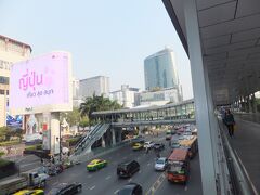 ホテルのある最寄り駅の次の駅のチットロム駅から歩いて

プラティナムモールへお買い物。

韓国の東大門市場みたいなところです。

バンコクというところはこんな近代的な部分もあれば

街中の電柱が物語る様に遅れている部分もあるんです。
