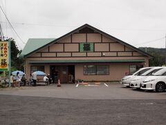 11：52　とんかつ　ステーキ「篠」到着！
店の横に待ってる人がいる「ああ、ここ、待つの普通だから」と友人。
店内で名前を告げ外で待ちます。
待ち時間　40分。「おまたせしました～」と店内へ。
