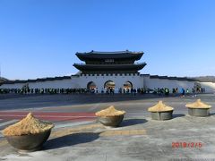 この写真です。
こういう写真を見て光化門に行こうと決めました。
すごく広い門です。
門の中は横500m縦1㎞ある広い王宮で、朝鮮王朝の王宮の跡です。
景福宮があります。
