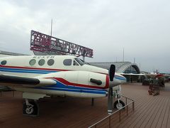 宮崎空港に到着。
屋上からは滑走路が見えるだけでなく、写真のような展示も。
おこちゃまはコクピット体験ができるのです。うらやましい。