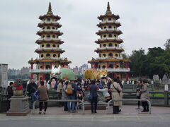 慈済宮の対面にある龍虎塔、多くの中国人観光客がいました