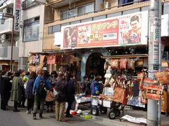 イラン・トルコ・ウズベキスタン料理と土産物店．　賑わっていた．

