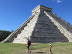 マヤ文明の遺跡です。
エルカスティージョ El Castillo
石の神殿

マヤの最高神ククルカン祀るピラミッド。もっと高いのかと思ったら、３０メートルほど。暦のピラミッド。天文学は至高の学問ね。