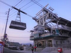 北海道・函館市　『函館山ロープウェイ』の写真。

元町ベイエリア周遊号のバス停「ロープウェイ前」で降りるとすぐ
『函館山ロープウェイ』のりばが見えます。

いい感じでロープウェイが撮れました。あれに乗って函館山に登るのね。