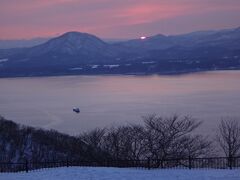 北海道・函館市　『函館山』の「山頂展望台」2F

『函館山』のサンセットタイムの写真。

山の方に夕日が沈んでいきます。（3月の17:45）