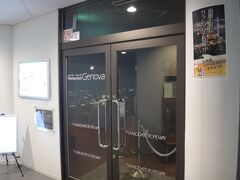 北海道・函館市　『函館山』の「山頂展望台」2F
レストラン【ジェノバ】の写真。 

夜景を一望できる店内でくつろぎの時間を。
シェフ自慢の和・洋料理を味わいながら美しい景色を眺めるひとときを。 

＜営業時間＞
11:00～20:30（ラストオーダー 20：00）

ランチ　11:30～14:30

ディナー　15:30～20:00