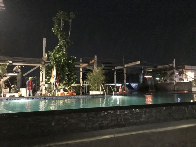 ホテルの小さなプール。日よけ屋根の工事中