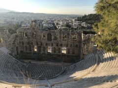 イロド・アティコス音楽堂を見ながら
パルテノン神殿へ向かう道を登って行きます。