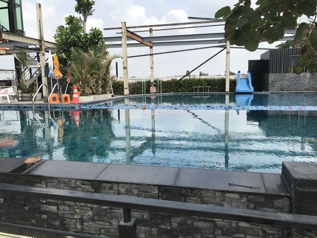 日よけ屋根工事中のプール