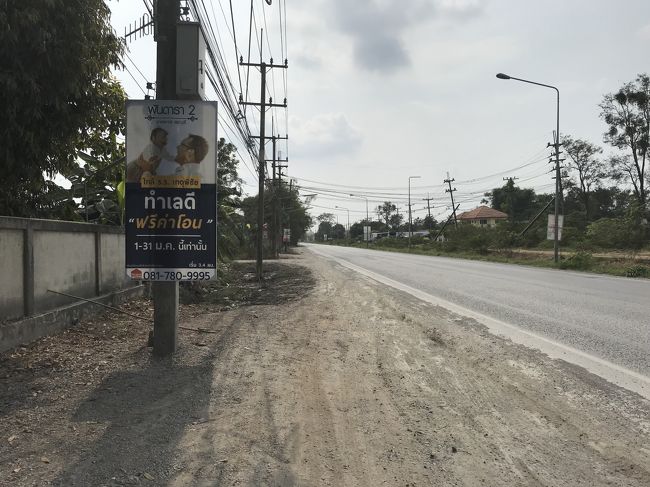 しかし、暑い・・・大型トラックがたくさん通ります。