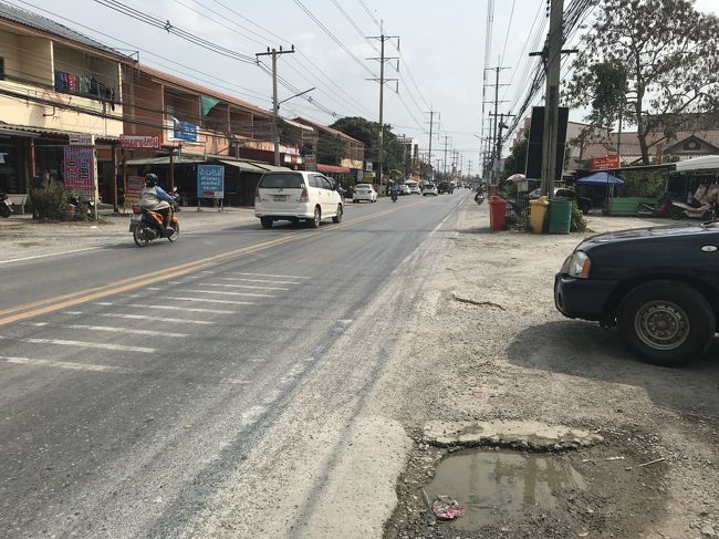 ２０分近く歩いてようやく近くの小さな街へ。