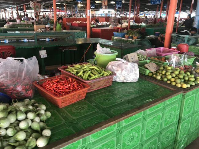 市場は午後はすでに終わりモードか。