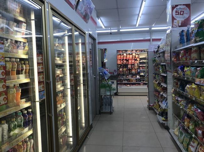 いろいろ仕入れ。タイは、14:00～17:00、24:00～12:00は酒類の販売は法律で禁止されているとのこと。レストランやホテル以外ではアルコール入手は時間に注意しましょう。