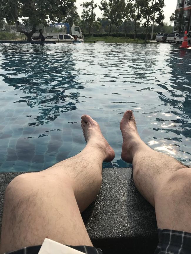 ホテルへ戻って洗濯、水着なんて持ってきてないので足だけつけてビールで一服。<br />お見苦しい足で失礼します。