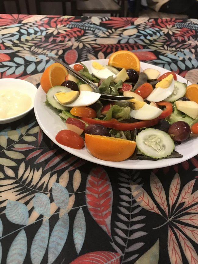 ホテルでお食事。このホテル、レストラン金曜お休みとかなりアバウト。