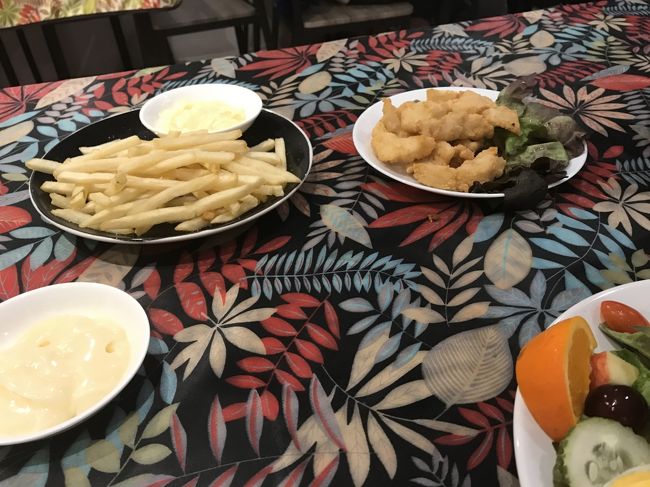 油ものオンパレードの夕食。魚のフライ60THB、フレンチフライ39THBだったかと。