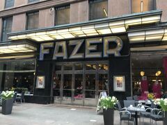 ここ～！カール ファッツェル カフェ！
フィンランドの老舗チョコレートメーカーが運営しているカフェです。
外から見ると、看板は金ぴかできらびやかですね。