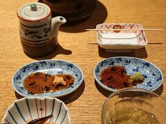 土曜日の夕食は烏丸御池にある亀甲屋で。
カウンター席もあるので一人でも大丈夫、というのと、もう一つは引き上げ湯葉。
やってみたいと思っていたけど、なかなか１人で入れる店では見つけることができなかったので、見つけてすぐに電話。
時間も時間だから大丈夫だろう、予約しなくても・・・と思いましたが、行ってみるとかなり混雑していて、予約なしでは厳しかったと思います。

引き上げ湯葉は豆乳に湯葉がはるまで少々時間がかかるので、一番最初に頼んで、その他、京都のおばんさいや刺身などを頼みます。
店員さんがみなさんとてもいい人で、どれも一人だと量が多いけど、言ってもらえれば一人用にアレンジしますよー、刺身も盛り合わせにしますからお好きなものを言ってくださいね、ということで結構次々に注文。
刺身は最初はマグロとひらめにしたものの、店員さんがブリを一緒に入れますよ、と言ってくれて、３点盛りに。
やっぱりこの時期の寒ブリは美味しいの一言。もし食べそびれていたらかなり後悔するところでした。
あとは生麩。普通に田楽にしてもらったものの他に、串揚げにしてもらったんですが、これがもちもちしていて美味しい。

このほかにも、レンコンもちの揚げだし、カニと小カブの酢の物、鰆の西京味噌、ちりめん山椒ごはんなんかを注文。
他にもいっぱい気になるものがあったけど、さすがに全部を食べる訳にもいかないし、何より引き上げ湯葉が楽しくてしょうがない。

お店の人も「引き上げ湯葉はどちらかというと男性の方が楽しそうに湯葉がはるところを待ってますね～」と。
最後はにがりを入れておぼろ豆腐に。
これもまた美味しかったです。

それとお酒。
日本酒飲み比べセットなるものがあって、自分も聞いたことのないようなお酒の飲み比べができるようだったので、やってみたいと思いつつ、でもそれをやってしまうと食べられなくなってしまうので、今回は梅酒に。
その梅酒も種類が豊富で選ぶのがなかなか大変でした。

最終的には２時間ちょっと居て、梅酒も３杯程度飲んで、お会計は7,500円くらい。
予定していた祇園のお店だと１万円は軽く越えていたので、全然満足でした。

出るころにはカウンターはほぼ常連のお客さんばかり。
一人だけいちげんさんみたいな感じでしたが、お店の皆さんも気を遣ってくれ、自分はどちらかというと常連さんに囲まれるというそういう雰囲気も嫌いじゃないので、なんとなく楽しい気持ちでお店を後にしました。
最後は女将さんがいってらっしゃい、としばらく見送ってくれました。

また京都にお気に入りのお店が１つ増えました。