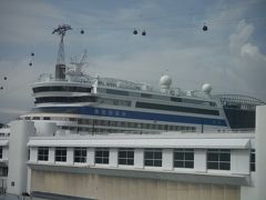 ２日目はいよいよトレッキング＆ビール！出発場所は昨日のマリーナベイからぐるっとＭＲＴサークル線をまわって終点のハーバーフロント駅です。ハーバーフロント駅からセントーサ島を眺めると豪華客船の上をこれから目指すマウントフェーバーとセントーサを結ぶロープウェイが走っています。