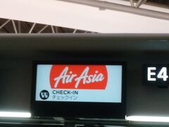 関西空港より23：40発　D7001　Honolulu12：05着
機内食１回　お水１本　それ以外は有料です　機内食もツアーに入ってないと有料です
座席指定行き帰りを前もって予約してたので一人往復１８００円追加ですが隣同士でよかったです。
機内は満席ですが子供さん連れは席を開けていて子供さんは横になって寝ていました