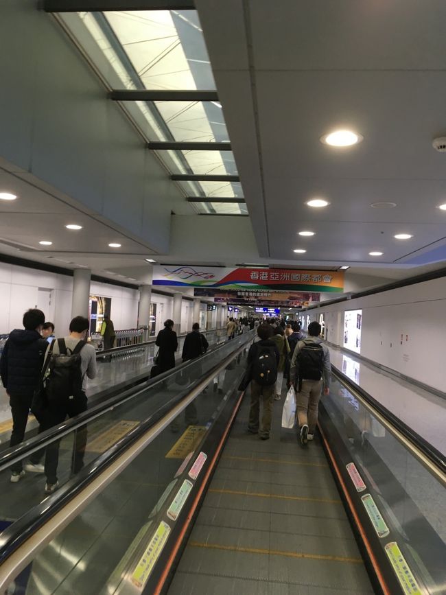 13:00ぐらいに香港到着です。入国審査もそれほど混んでなく、ATMで現金を調達し、エアポートエクスプレスでホテルに行きました。klookという旅行サイトで安くチケットを買ってたので、チケットの長い列をパスし直接乗れました。