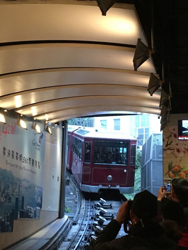 やっとピークトラムに乗れます。<br />ツアーの優先枠で、1時間以上待ちました。普通だと3時間ぐらいかかるようです。週末は厳しいですね。