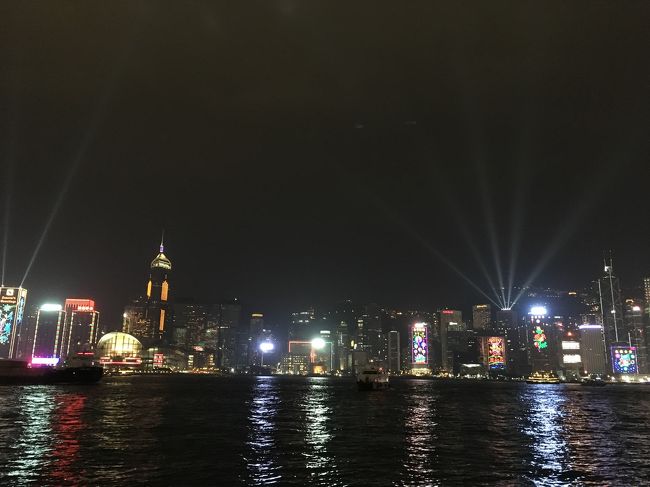 シンフォニーオブライツの始まりです。街中を使った演出は凄いです。スターフェリーの九龍がわの乗り場の隣の香港文化中心前から観ました。音楽も聞こえて最高です。