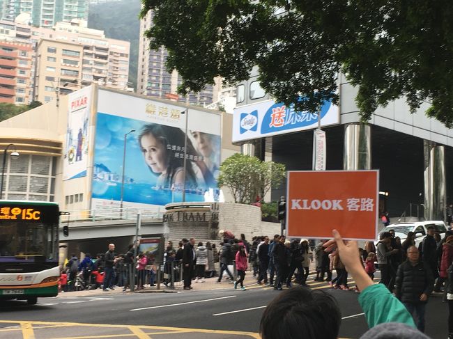 klookのガイドさんに、ピークトラム乗り場に連れて行ってもらいます。klookは、香港の旅行会社で、英語、韓国語、中国語の案内ですが利用価値が高いです。