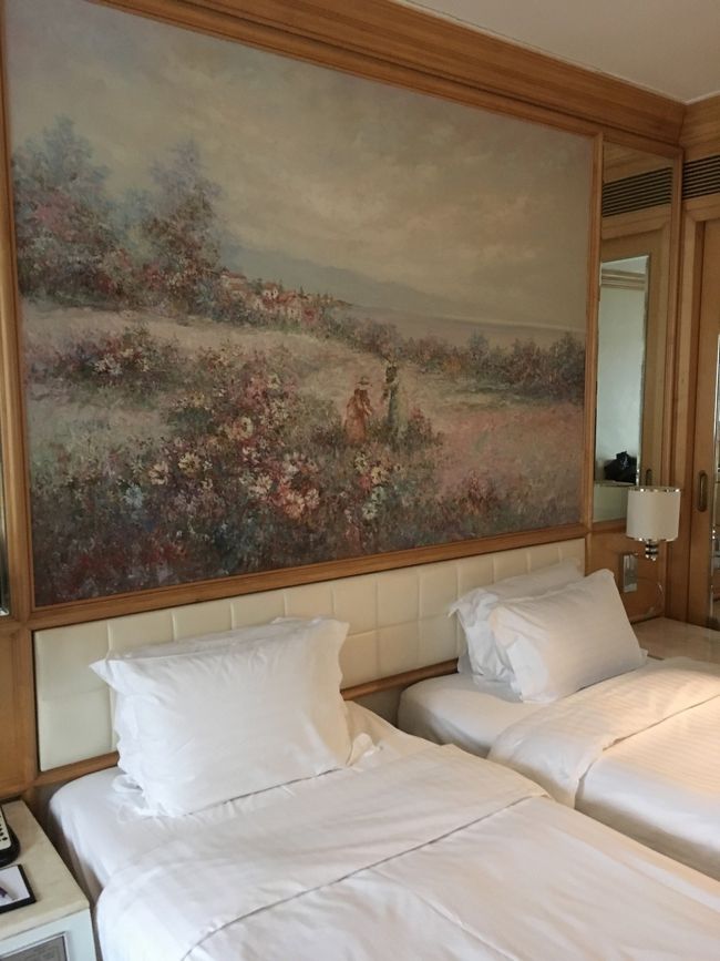 15:00 少し前にリーガル香港に到着です。広い部屋です。<br />エアポートエクスプレスの香港駅から、無料バスで直接連れて行ってもらえます。