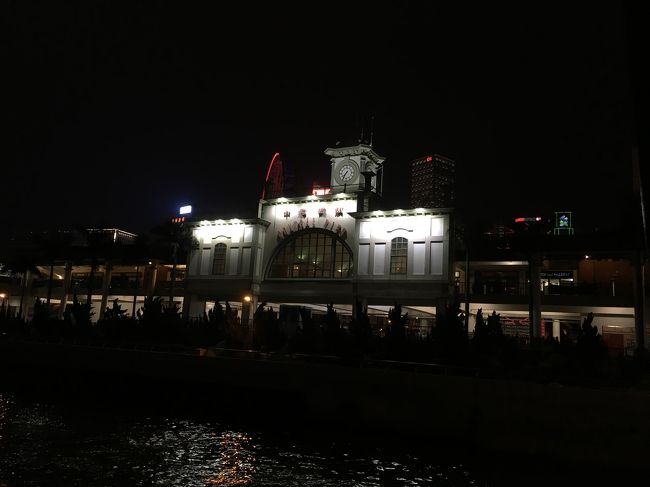 シンフォニーオブライツを見るためにスターフェリーに乗ります。19:00過ぎにビクトリアピークを出ようとしましたが、トラムが混んでたので、タクシーにしました。ピークから埠頭まで、HK$72で20分ぐらいで着きました。19:40分ぐらいのフェリーに乗れました。