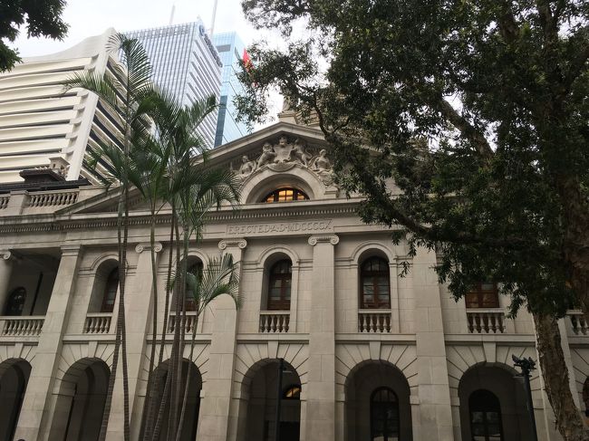 ビクトリアピークに向かいます。klookで、16:30のツアーに参加しました。集合場所のMTR中環駅K出口です。スタチュースクエアで、終審法院や香港上海銀行の本店があります。