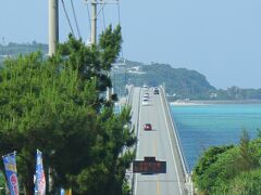 お腹を満たした後は、古宇利島へ向かいます。
古宇利大橋への道はこんな感じでアガる！