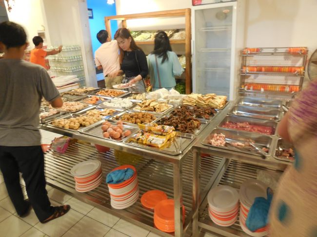 食べ放題のお店。明日の朝の分まで食べちゃおう。