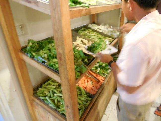 生では怖いですけど、一応火を通すから野菜も行きましょう。