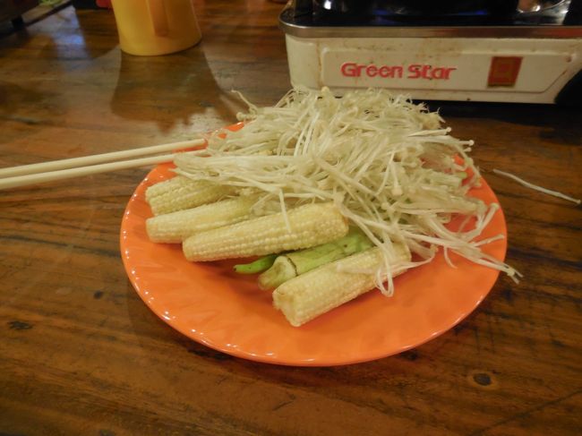ベビーコーンやもやしもあります。カンボジアに来て肉ばかりです。