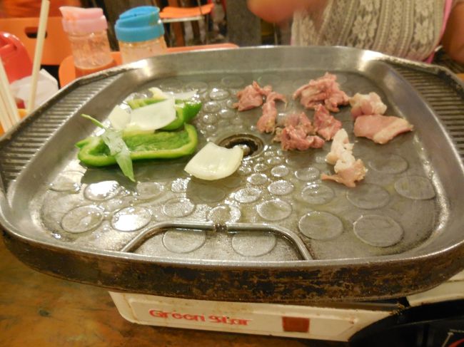 さっそく焼きます。ここの鍋は真っ平ですが、ジンギスカン鍋風のところもあります。