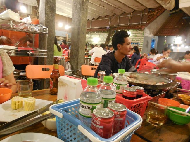 隣の一見怖そうなあんちゃんが座っていました。でも親切な方で、鍋がやや古くなってきたら従業員にこれ交換してやれと指示してくれました。ありがとうございました。