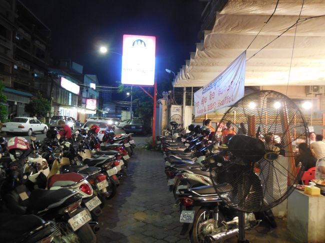 地元民向けのお店で、たくさんのバイクがずらりと並べられています。