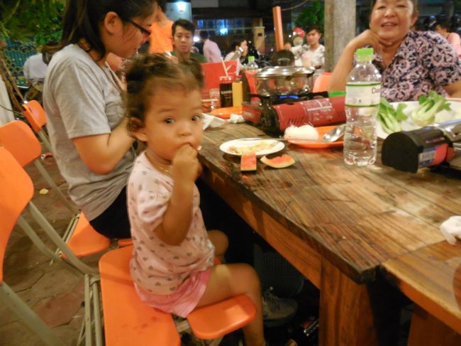 隣の席の子供。焼き肉だけでもなく、従業員にいえば器を変えて鍋もできます。
