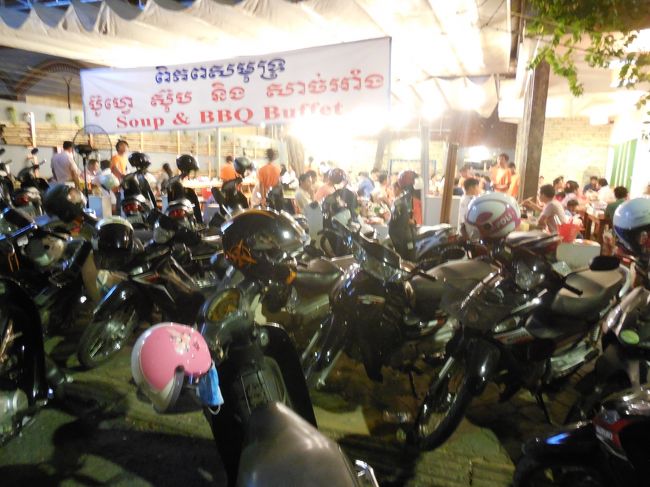 それにしても賑やかなお店です。外国人はぱっと見て我々だけでした。