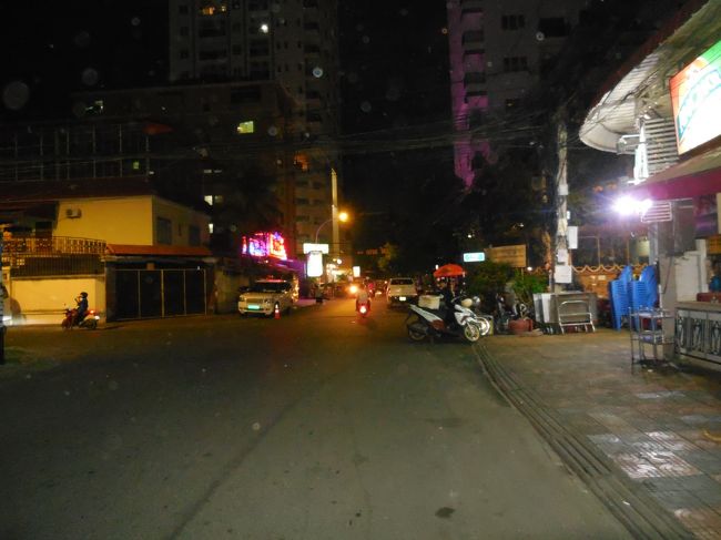 MONIVONG通りを西に進み、飲食店を探します。