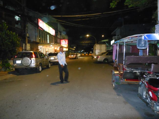 通りは真っ暗ではないけど、明るくもなく。治安が悪いわけでもなく、良くもない雰囲気。